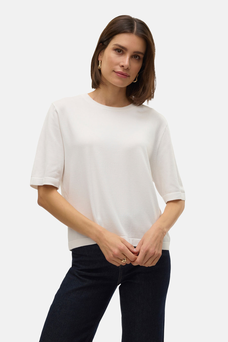 Witte trui met ronde hals van VERO MODA®, met korte mouwen en gecombineerd met een donkere jeans.