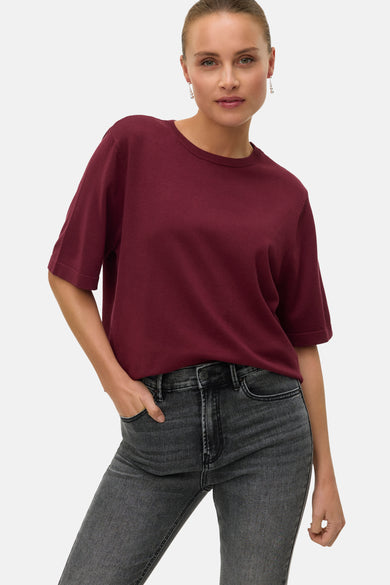 Bordeaux trui met ronde hals van VERO MODA, gedragen met grijze jeans.