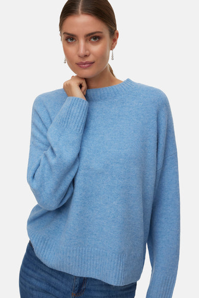 T-shirt bleu avec col rond de VERO MODA, dos avec longs manches et jeans.