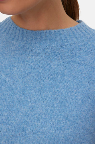 Blauwe trui met ronde hals van VERO MODA, met een fijngebreide textuur.
