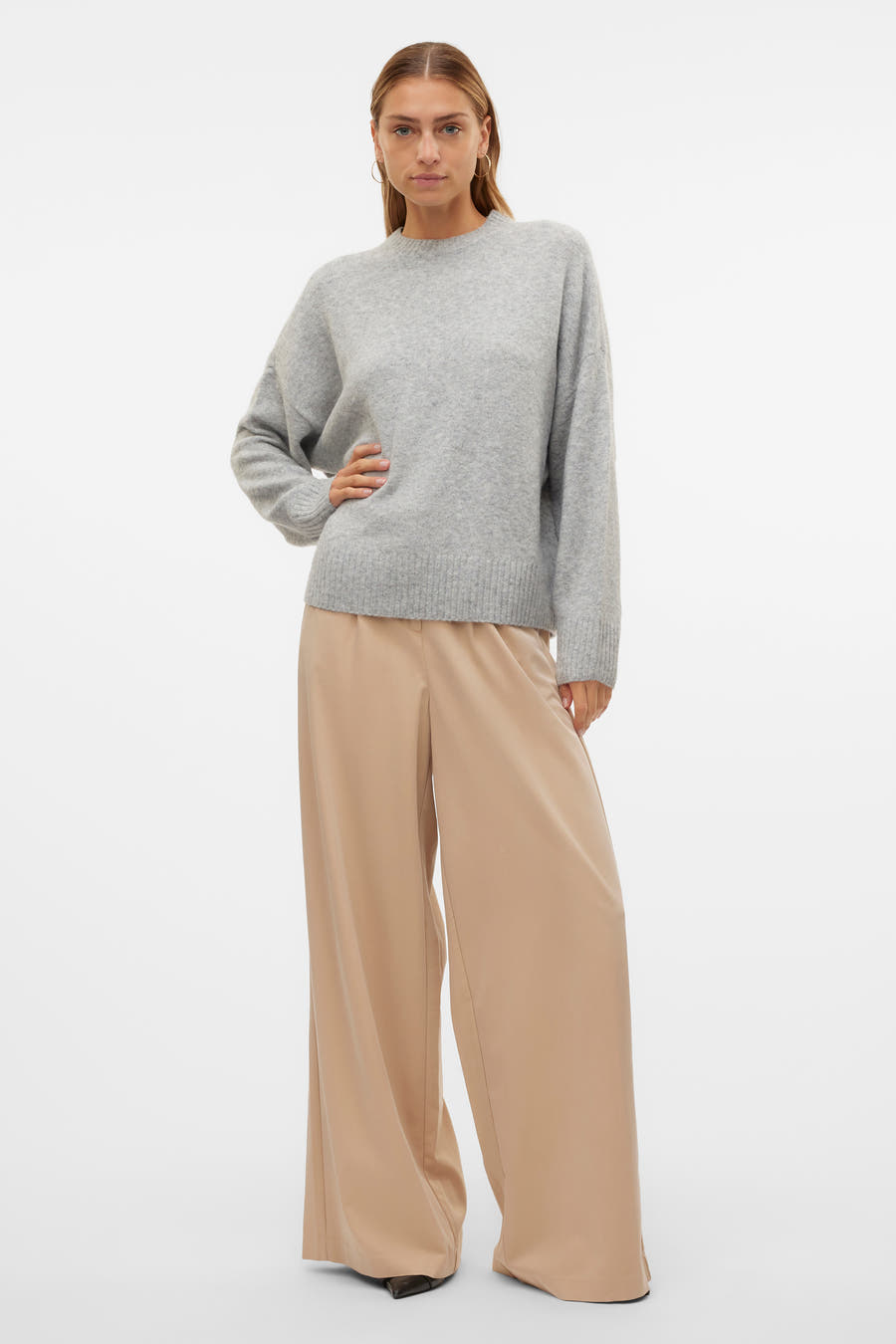 Grijze trui met ronde hals van VERO MODA, gedragen met wijde, beige pantalon.