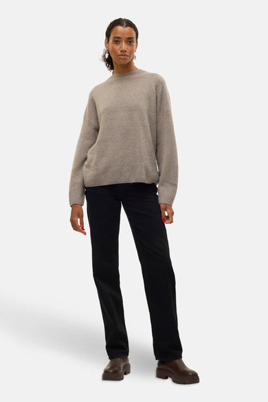 Bruine trui met ronde hals van VERO MODA, met lange mouwen, gecombineerd met zwarte broek en bruine laarzen.