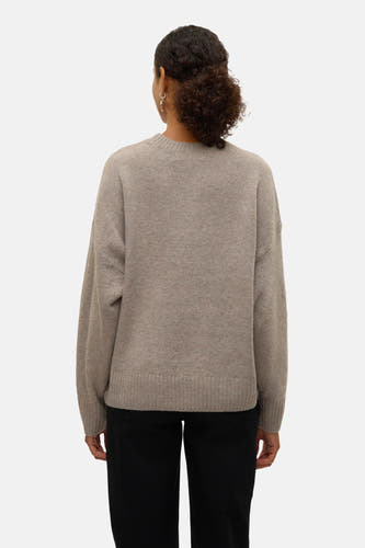 Sweat-shirt marron avec col rond de VERO MODA, vu sur le dos, associé à un pantalon noir.