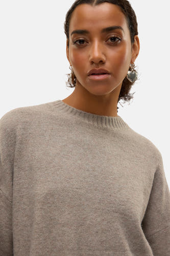 Pull-over marron avec col rond de VERO MODA®, porté avec des boucles d'oreilles en forme de cœur argentées.