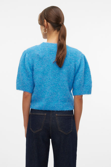 Blauwe trui met ronde hals van VERO MODA®, met korte pofmouwen en gecombineerd met donkerblauwe jeans.