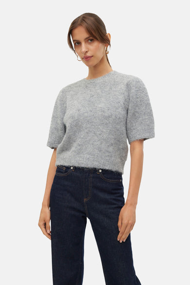 Sweat-shirt gris avec col rond de VERO MODA, associé à des jeans foncés et des chaussures marrons.