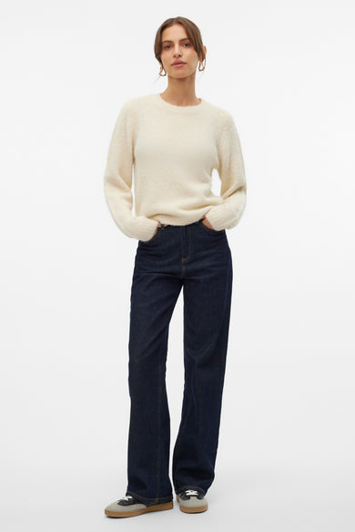 Ecru trui met ronde hals van VERO MODA, gedragen met donkere jeans en sneakers.
