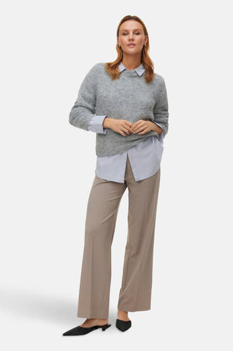 Grijze trui met ronde hals van VERO MODA, gedragen over een blauw overhemd met beige pantalon en zwarte schoenen.
