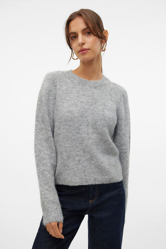 Grijze ronde hals trui van VERO MODA, met een zachte textuur en gecombineerd met donkere jeans.