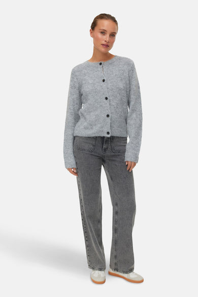 Cardigan gris de Vero Moda, avec des manches longues, des boutons noirs et associé à des jeans gris.