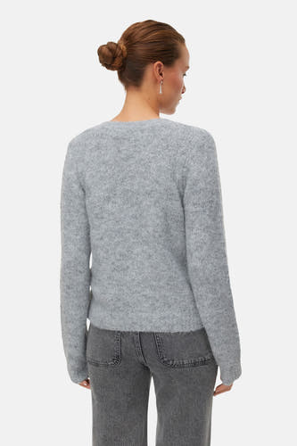 Grijze cardigan van VERO MODA, met lange mouwen en subtiele textuur, gecombineerd met een grijze jeans.
