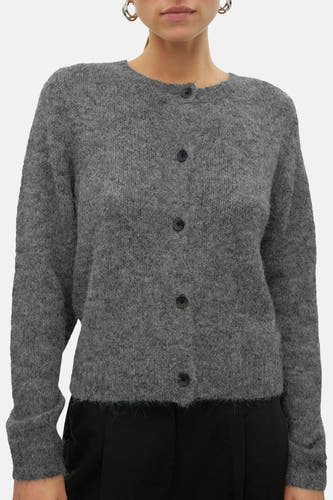 Grijze cardigan van VERO MODA®, met lange mouwen en zwarte knoopsluiting, gedragen over een zwarte broek.
