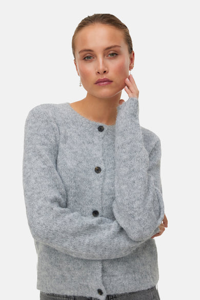 Cardigan gris de Vero Moda, avec fermeture à boutons et une douce texture tricotée.