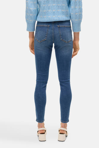 Blauwe trui met ronde hals van VERO MODA®, met een patroon en gecombineerd met een donkerblauwe jeans en blokhak sandalen.

