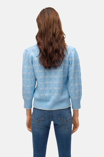 Blauwe trui met ronde hals van VERO MODA, met een opengebreide textuur en driekwart mouwen, gezien van achteren.