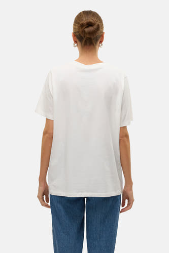 Wit T-shirt met korte mouwen van VERO MODA®, gezien van achteren, gecombineerd met een blauwe jeans.