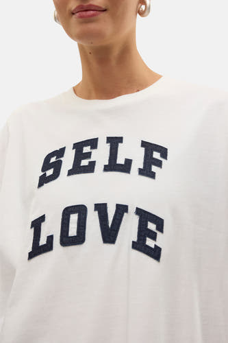 Wit T-shirt met korte mouwen van Vero Moda, met de tekst "Self Love" in denim look.