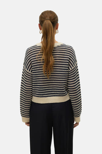 T-shirt écru avec col rond de VERO MODA, rayé de bleu marine, vu de derrière.
