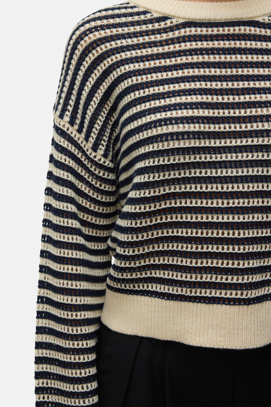 T-shirt écru avec col rond de Vero Moda, rayé et avec des manches ouvertes.