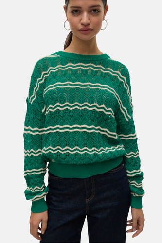 T-shirt vert avec col rond de VERO MODA, à un motif rayé zigzag ouvert, porté avec des jeans foncés et des boucles d'oreilles argentées.