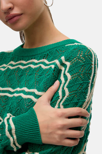 T-shirt vert avec col rond de VERO MODA, avec un motif rayé ondulé blanc et une structure ouverte sur le devant.