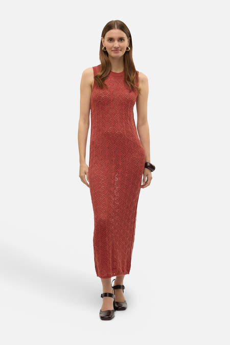 Jupe sans manches marron de VERO MODA®, avec un motif géométrique et associée à des chaussures noires et une bracelet.
