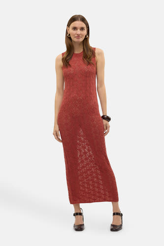 Mouwloze bruine jurk van VERO MODA, met een open gebreide textuur en een lange, slanke pasvorm.
