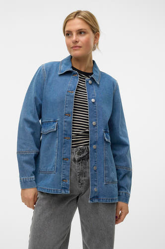Jeansjas van blauw denim van VERO MODA®, met zakken en gedragen over een gestreepte top en grijze jeans.
