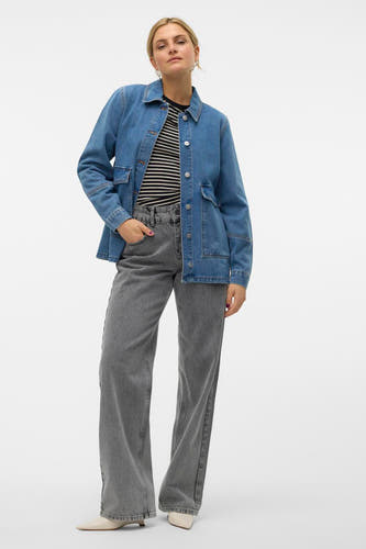Jeansjas van denim in middenblauw, van VERO MODA®, met opgestikte zakken en knoopsluiting, gecombineerd met gestreepte top en grijze jeans.