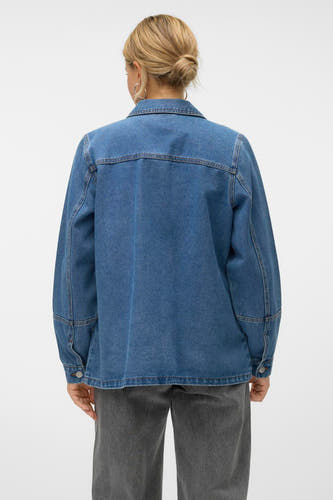 Denim jeansjas in mid blue denim van VERO MODA®, met lange mouwen en een kraag, gezien vanaf de achterkant.