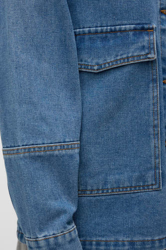 Jeansjas van midblauw denim van VERO MODA®, met zakdetail en stiksels.