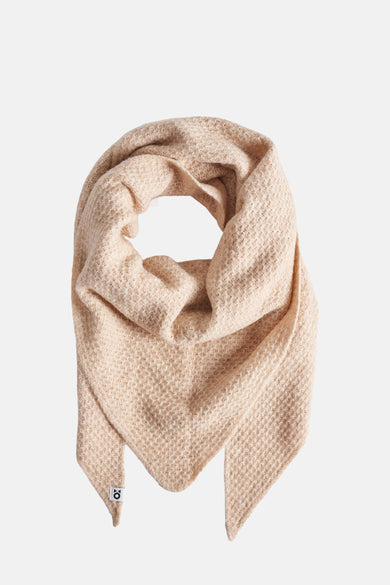 Beige wintersjaal van OPUS, met een subtiele geweven textuur en een klein merklabel.