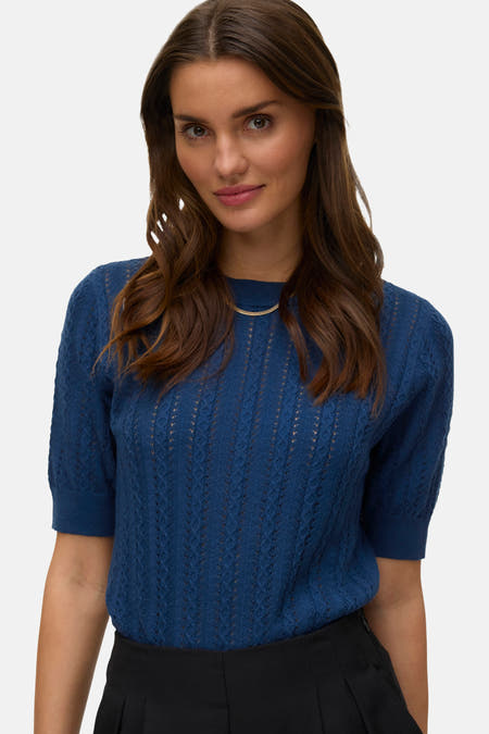 Blauwe trui met ronde hals van VERO MODA®, fijne gebreide textuur en korte mouwen.