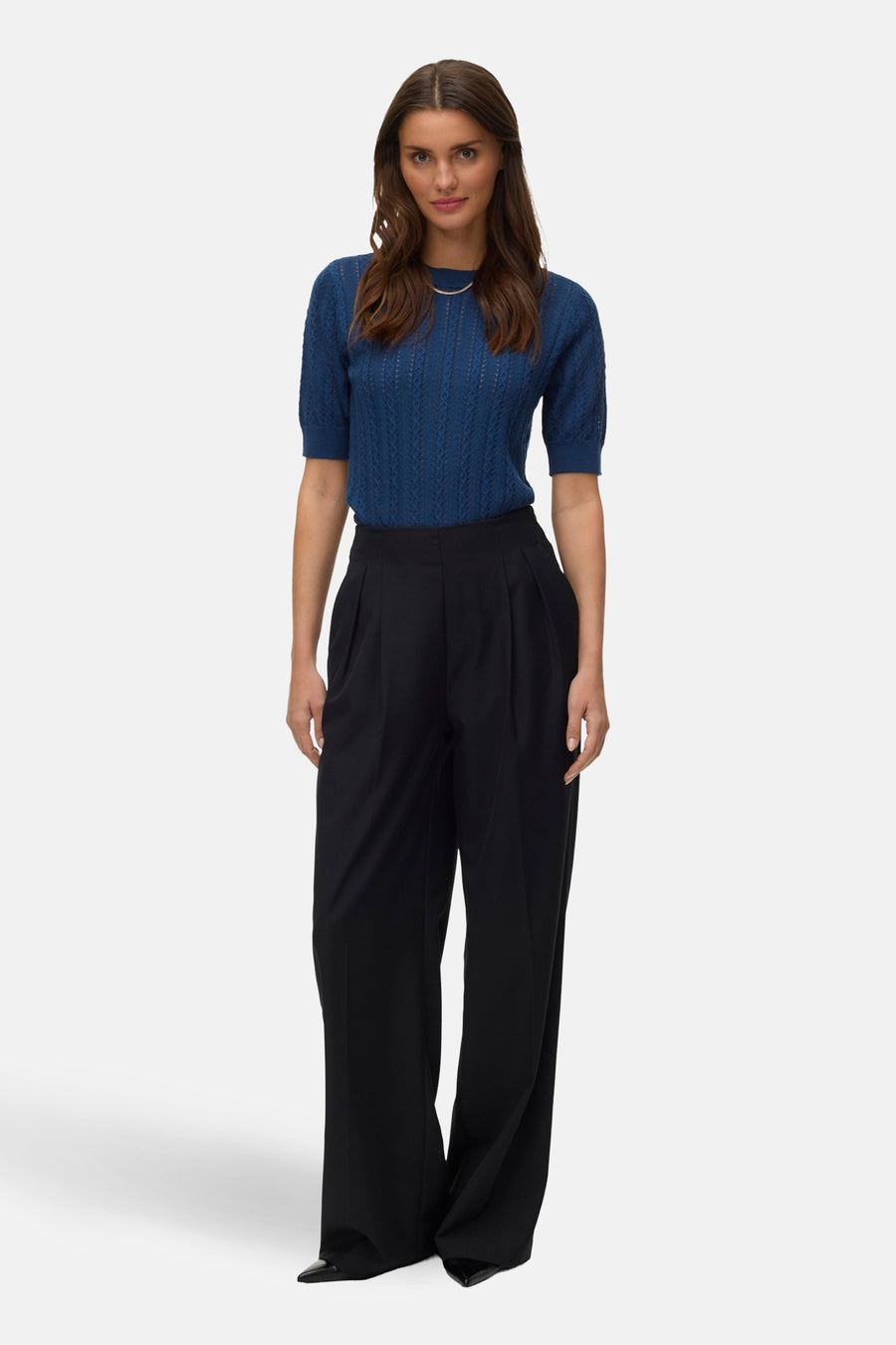 Blauwe trui met ronde hals van VERO MODA, met korte mouwen en een subtiel gebreid patroon.