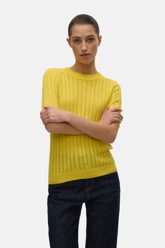 Pull bleu avec col rond de VERO MODA, associé à des jeans noirs et des ballerines blanches.