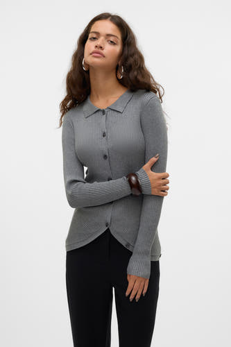 Sweat à col V de couleur gris de VERO MODA®, avec des manches longues et porté avec un pantalon noir et des boucles d'oreilles argentées, vue arrière.