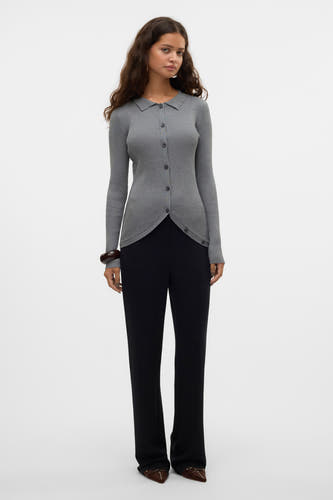 Grijze V-hals trui van VERO MODA®, gedragen met zwarte broek en bruine schoenen.