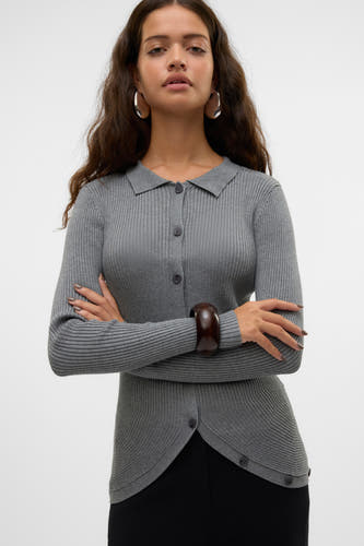 Sweat-shirt V-hals gris de VERO MODA®, avec des manches longues, une fermeture à boutons et un bracelet marron foncé.