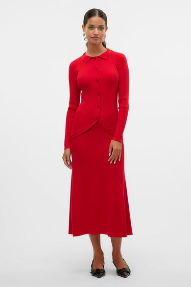 Rode V-hals trui van VERO MODA®, met lange mouwen en een fijne ribgebreide textuur.
