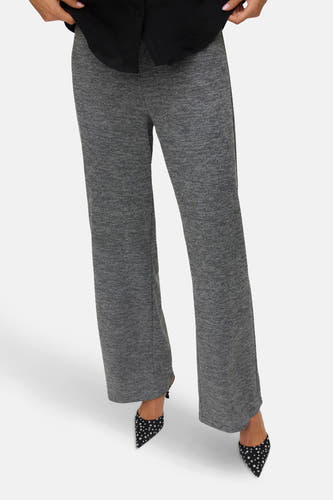 Grijze broek van VERO MODA, met een subtiele textuur en gedragen met zwarte pumps met witte stippen.