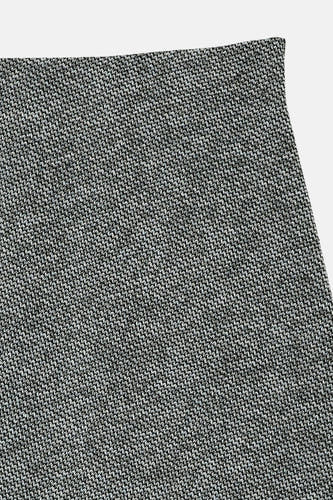Grijze broek van VERO MODA® met een subtiele, geweven textuur, in een close-up cropped weergave.
