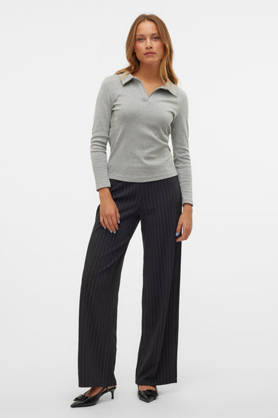 Zwarte broek met krijtstreep van VERO MODA®, gecombineerd met een grijze top en zwarte slingbacks.