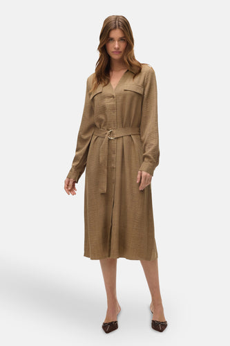 Bruine jurk met lange mouwen van VERO MODA®, met riem en zakken.
