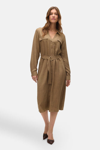 Bruine jurk met lange mouwen van VERO MODA®, met knoopsluiting en een riem in de taille.
