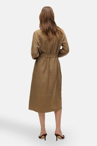 Robe brune à longues manches de VERO MODA, avec ceinture et texture, vue de derrière.