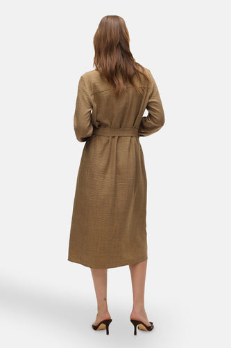 Bruine jurk met lange mouwen van VERO MODA, met ceintuur en textuur, gezien van achteren.