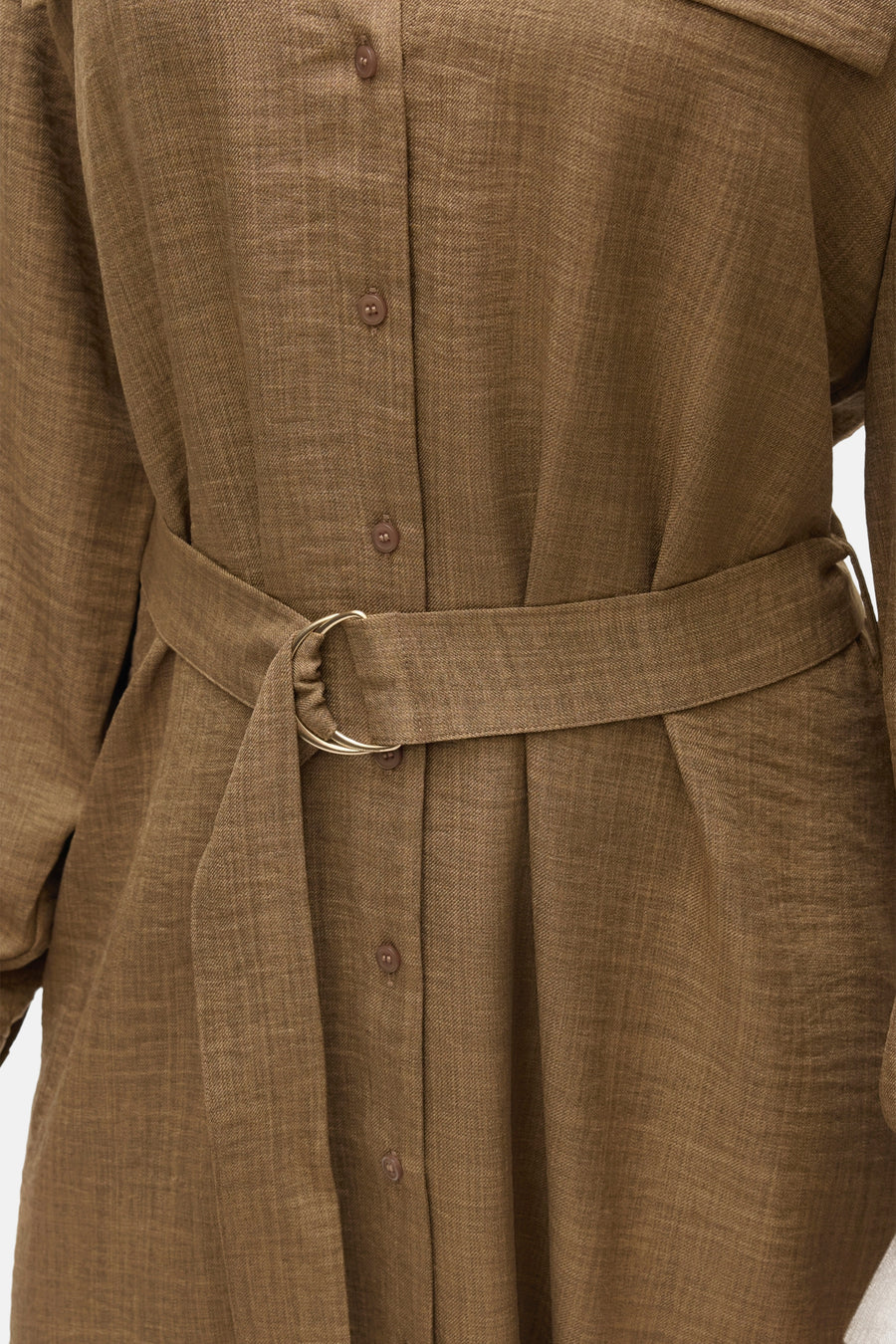 Bruine jurk met lange mouwen van VERO MODA, met knoopsluiting en riem met metalen gesp.