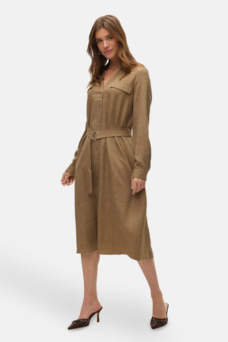 Bruine jurk met lange mouwen van VERO MODA®, met een riem en knoopsluiting.