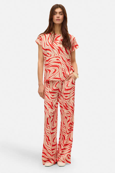 Rood T-shirt met korte mouwen van VERO MODA, met een abstract, golvend zebrapatroon.