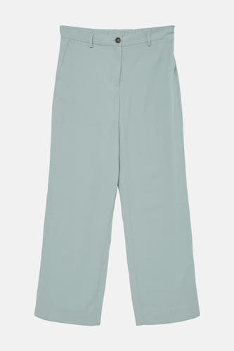 Blauwe broek van VERO MODA, met rechte pijpen en een knoopsluiting, op een witte achtergrond.